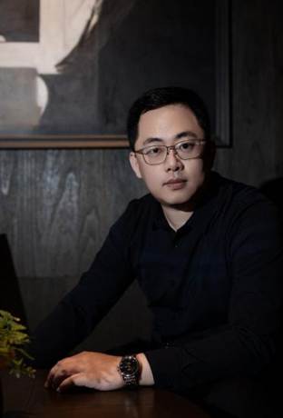 图片包含 人, 室内, 桌子, 男人 AI 生成的内容可能不正确。
